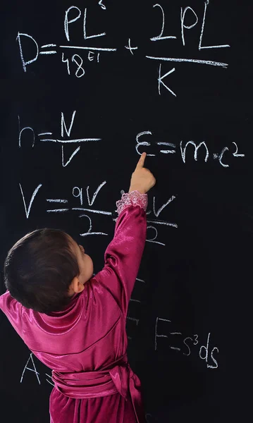 Gypsy jongetje in klederdracht staande in de buurt van school blackboard — Stockfoto