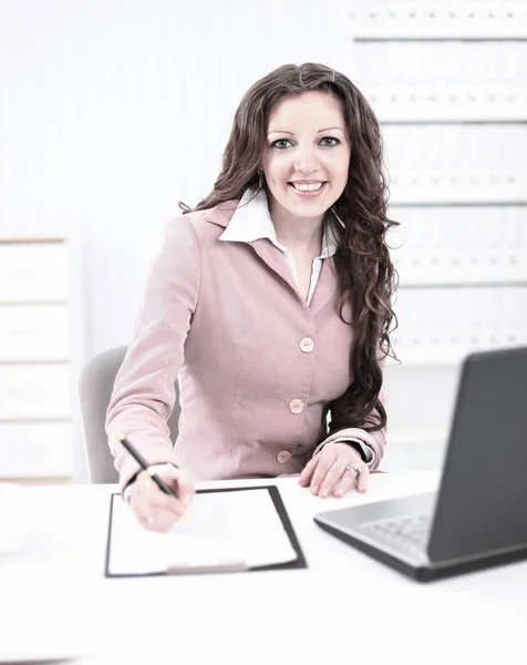 Porträt einer erfolgreichen Geschäftsfrau am Schreibtisch im — Stockfoto