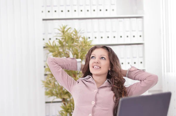 Biznes kobieta marzy relaks siedzący przy biurku — Zdjęcie stockowe
