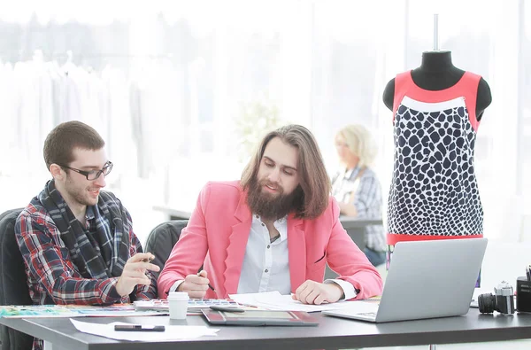 Dois designers de moda discutindo projetos dos novos modelos — Fotografia de Stock