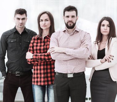 bir profesyonel iş takım ayakta geniş office ortasında portresi