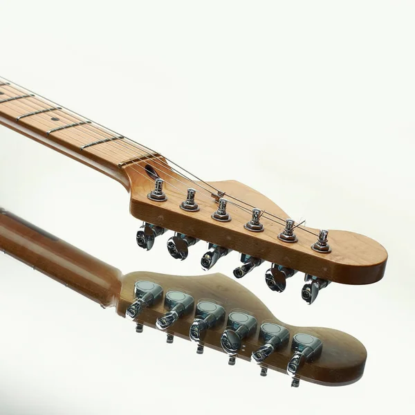 Fretboard de uma guitarra acústica sobre fundo branco — Fotografia de Stock