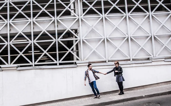 Verliebtes Paar spaziert die Straße einer modernen Stadt hinunter. — Stockfoto