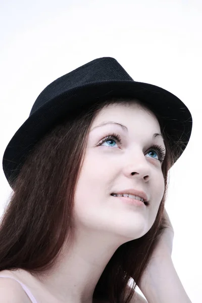 Sorridente giovane donna in cappello nero.isolato su un bianco — Foto Stock