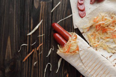 Pita ekmeği sosis ve kopya alanı ile turşu cabbage.photo ile