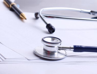 stetoskop, x-ışını ve kalem masada.