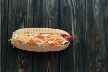 Sosisli kopya spa ile ahşap background.photo sebze