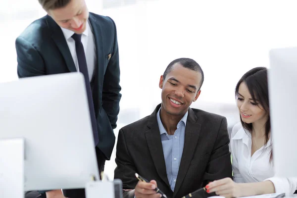 Projektleiter und Geschäftsteam diskutieren Arbeitsunterlagen — Stockfoto