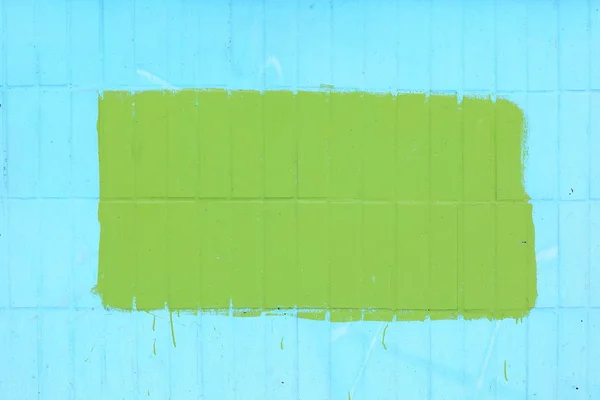 Cadre vert peint sur un mur bleu. fond abstrait — Photo