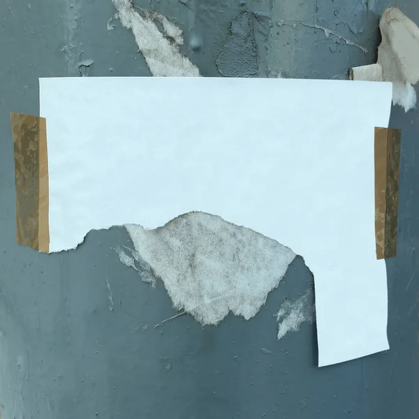 Ragged blank sheet on an old fence.abstract background — Stock Photo, Image