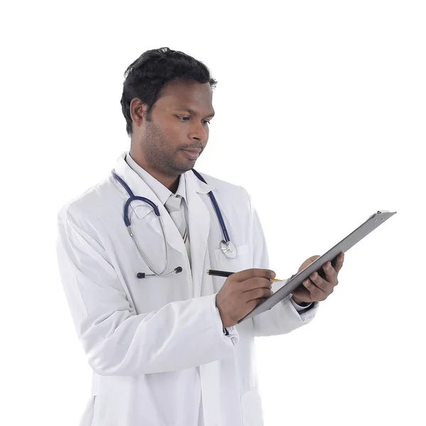 Médico geral que escreve uma receita para um paciente — Fotografia de Stock