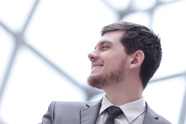 Homem de negócios feliz no fundo da janela do escritório — Fotografia de Stock