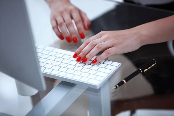 Closeup.Business žena psaní textu na klávesnici počítače. — Stock fotografie