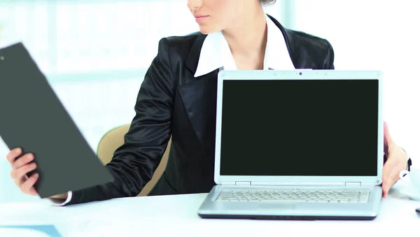 Presentazione del computer portatile, donna d'affari, guardando il piano di lavoro, in ufficio . — Foto Stock