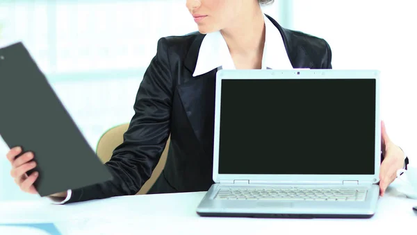 Presentación del portátil, mujer de negocios, mirando el plan de trabajo, en la oficina . — Foto de Stock