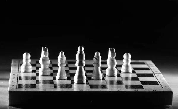 Composizione con scacchi nella scacchiera lucida — Foto Stock