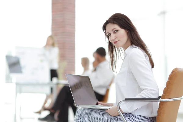 Sorridente mulher de negócios com laptop no fundo borrado — Fotografia de Stock