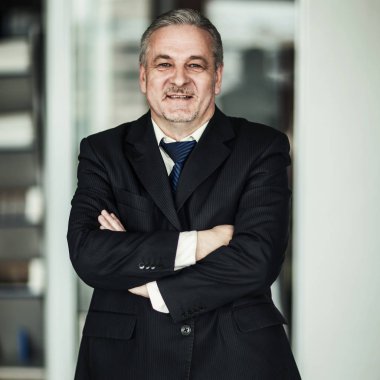 modern ofis arka plan üzerinde başarılı bir iş adamı portresi