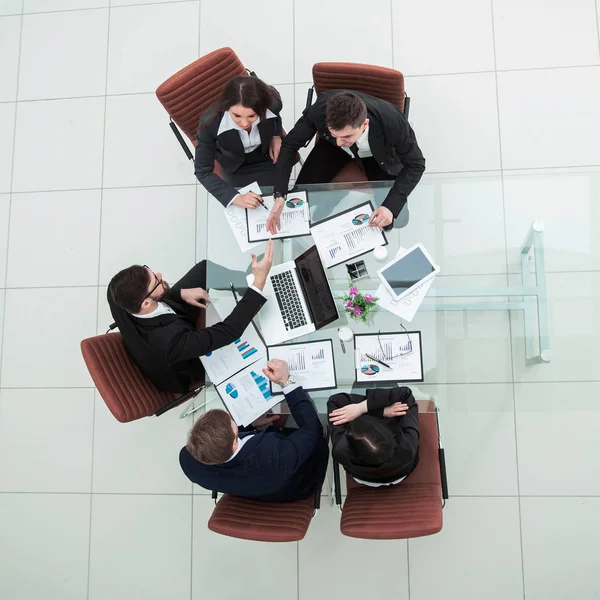 İş adamları ve güvenilir iş ortakları, yeni finans sözleşmesiyle ilgili tartışmadan sonra el sıkışmak için el sıkışıyorlar.