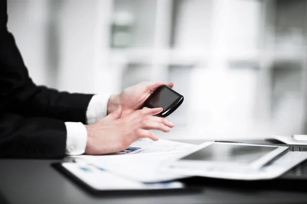 Zakenman hand gebruiken slimme telefoon in het kantoor — Stockfoto