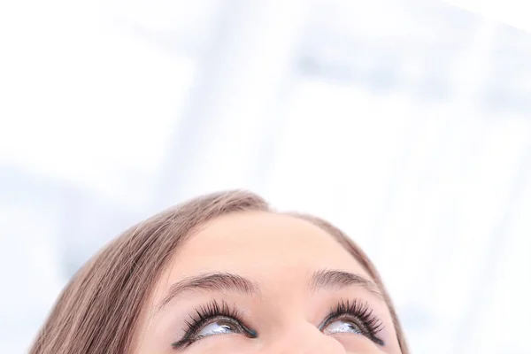 Nette Geschäftsfrau im Büro, die nach oben schaut. — Stockfoto