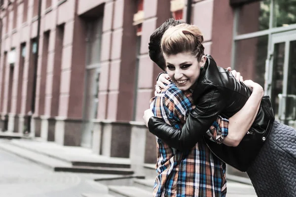 Amantes felizes abraçando quando se encontram na rua — Fotografia de Stock