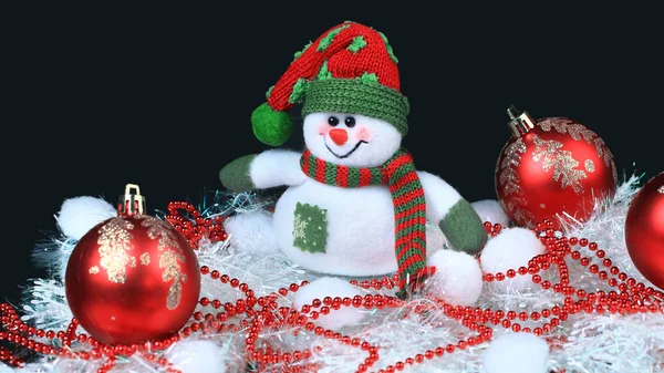 Bonhomme de neige jouet avec des boules et des décorations festives rouges — Photo