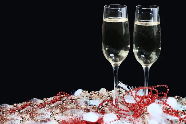 Bicchieri di champagne decorati, su sfondo nero — Foto Stock