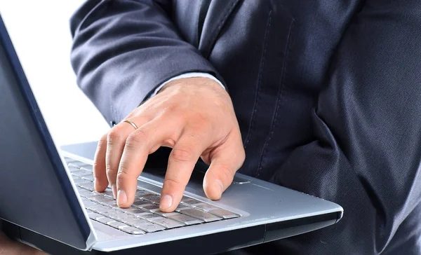 Hombres de negocios mano en el teclado con el ordenador portátil sobre fondo blanco — Foto de Stock