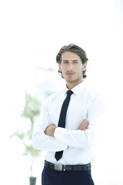 office arka plan üzerinde ciddi genç işadamı