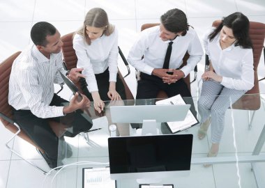 İş ekibi iş belgesini tartışıyor. İş konsepti..