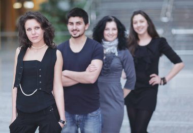 Ofisin arka planında başarılı bir iş ekibinin portresi.
