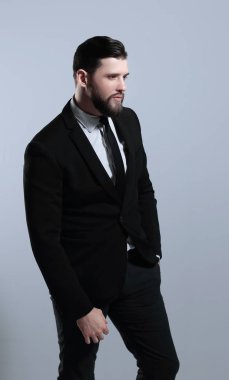 gri arka plan üzerinde ciddi bir businessman.isolated yan view.portrait