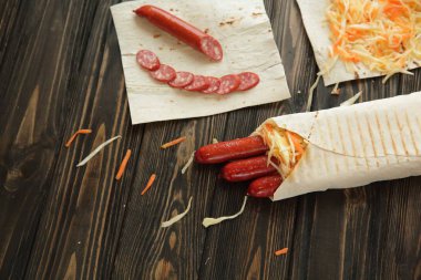 Pide bread.photo kopya alanı ile sarılı sosis füme