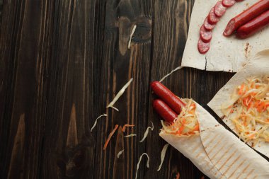 lahana turşusu ve Pide bread.photo kopya alanı ile sosis