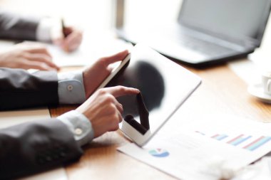 up.Businessman onun masasında bir dijital tablet ile kapatmak