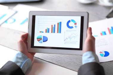 up.Financial raporu dijital tablet ekranındaki'ı kapat.