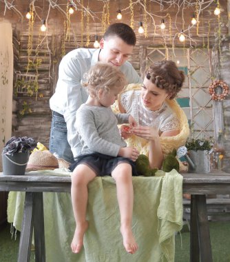 Annem ve babam onların kızı ile oynamak