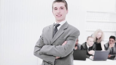 Ofisin arka planında genç bir profesyonelin portresi