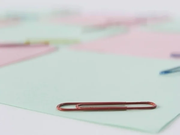 Close up.red paper clip on blurred background .photo with copy space — Stock Photo, Image