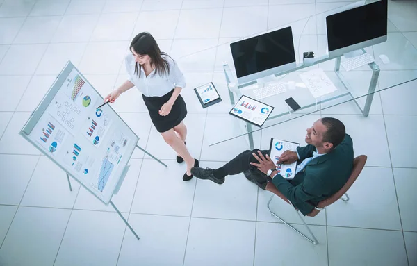 Uitzicht vanaf de top .business partner bespreken van een nieuw financieel contract. — Stockfoto