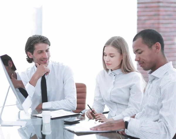 Cerrar .business equipo discutiendo temas de negocios — Foto de Stock