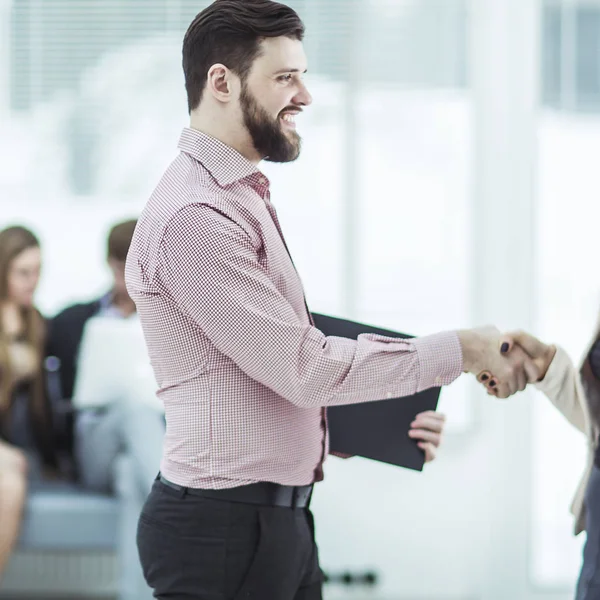 Welkom handdruk Manager en de client in de lobby van het Bureau — Stockfoto