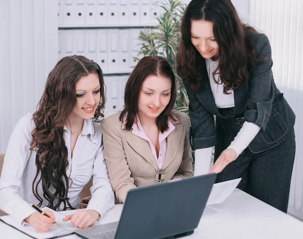 Business team bespreken van informatie verkregen via laptop. — Stockfoto