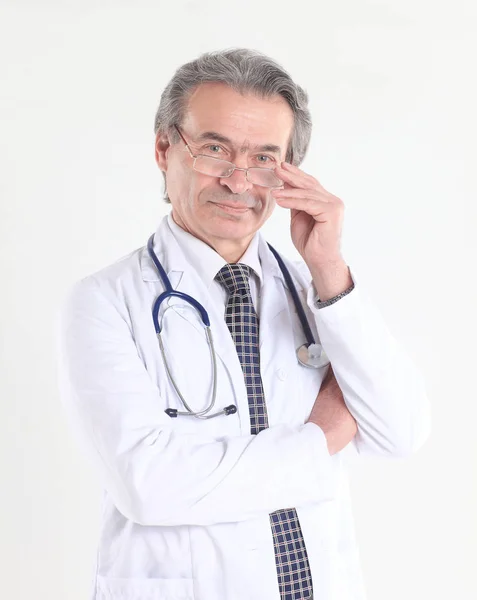 Kendinden emin bir doktor stetoskop .isolated beyaz arka plan üzerinde ile portresi — Stok fotoğraf