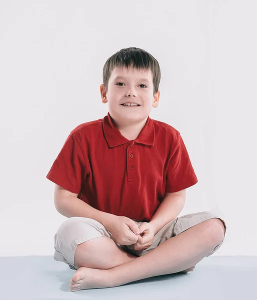 Kleine jongen zit in de Lotus position.isolated op wit — Stockfoto