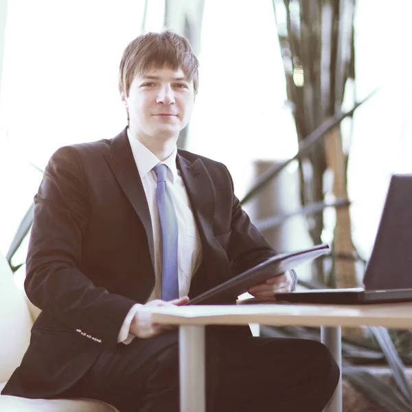 Jeune homme d'affaires sur le lieu de travail dans le bureau — Photo