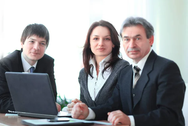Retrato de un equipo de negocios profesional sentado detrás de un escritorio  . — Foto de Stock