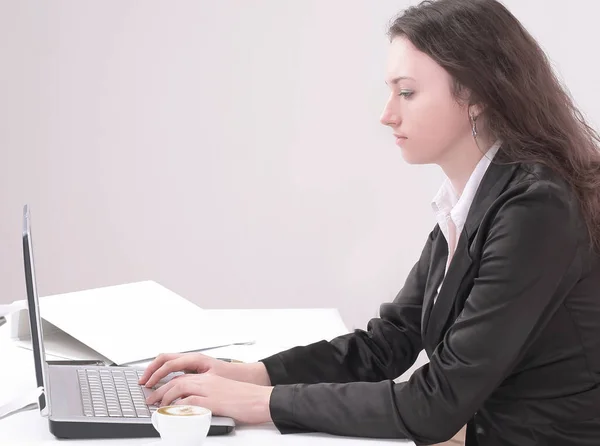 Mujer de negocios que trabaja en el ordenador portátil, sentado en su escritorio — Foto de Stock