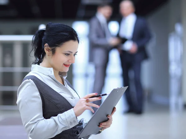 Jeune femme d'affaires étudiant un document de travail . — Photo